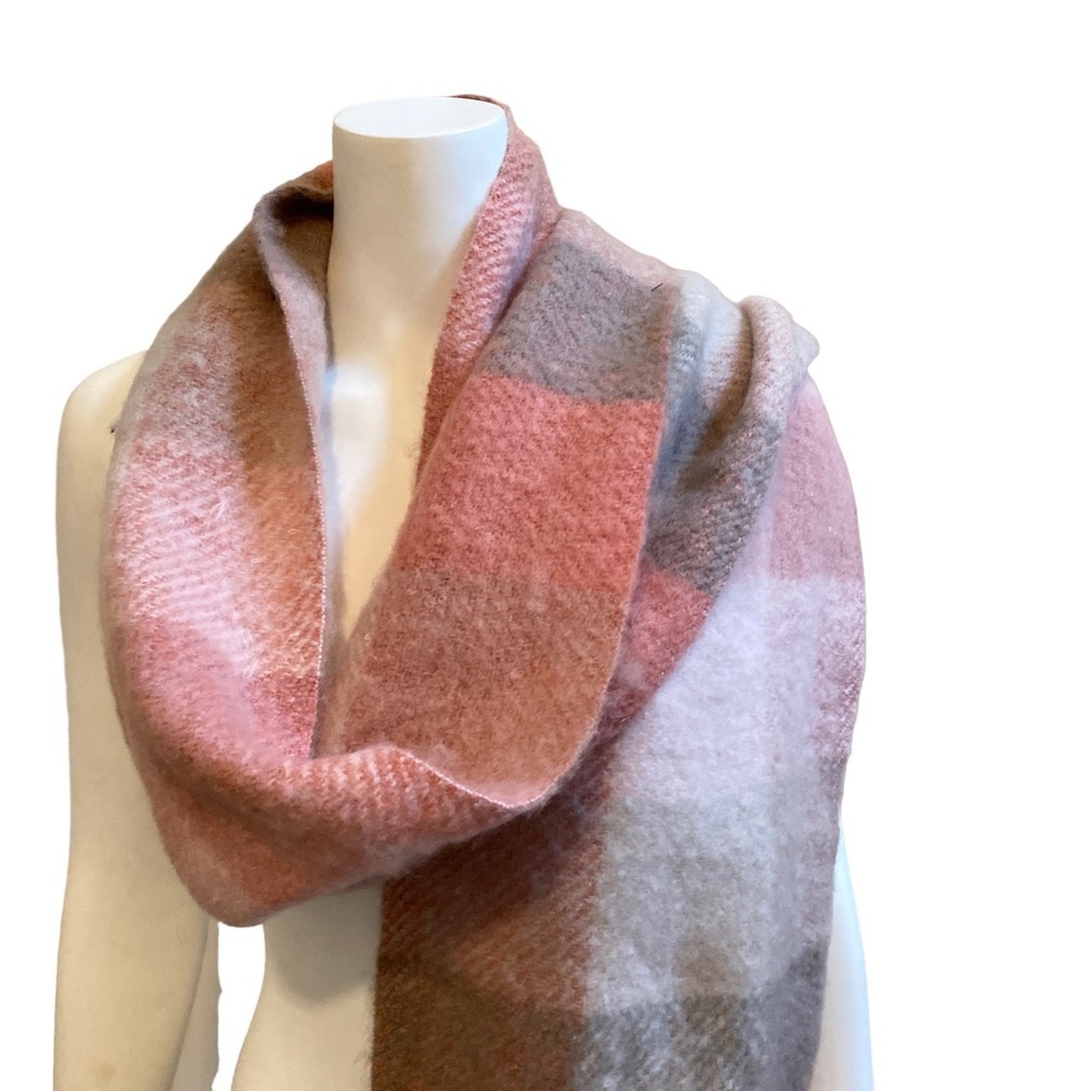 VICTORIA’S SECRET Holiday 2020 Plush Plaid Scarf Pink One Size - Picture 3 of 8